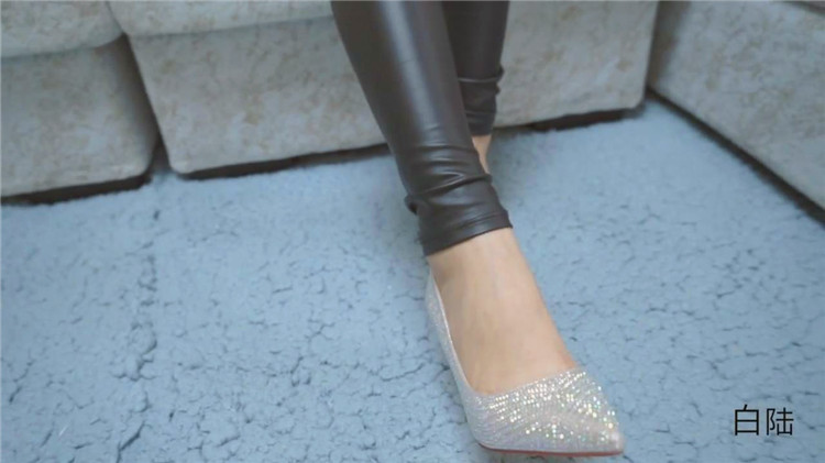 初九踩踏女胖M-运动风板鞋踩换成丝袜加棉袜踩