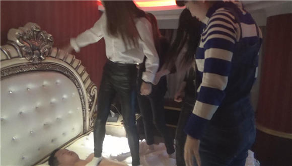 4位小美女白色棉袜踩踏闷昏