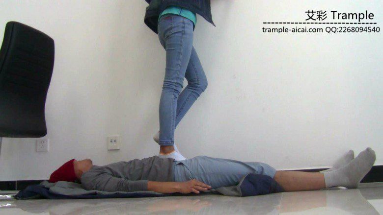 萌主棉袜+长靴虐踩贱狗下体及全身！