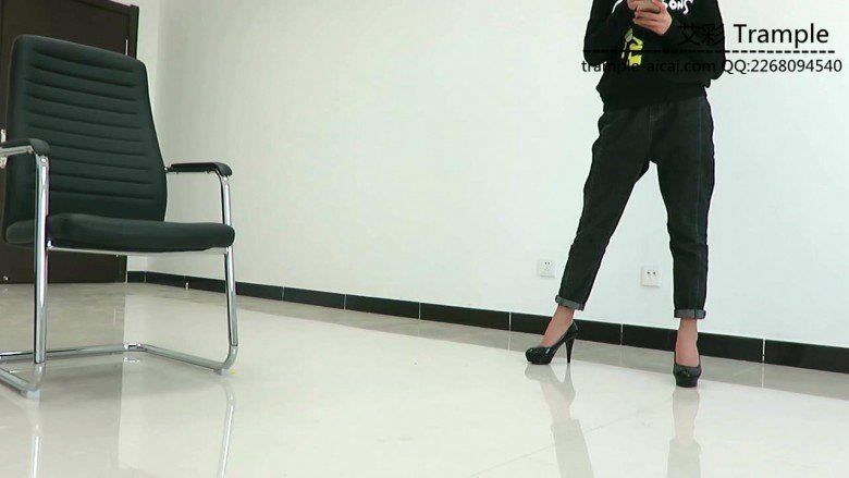 舔00后天使女主高跟被女主骑乘舔裸足！