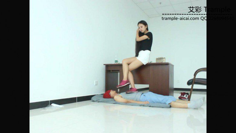 超漂亮老师天依女主运动鞋践踏贱狗头部身体！