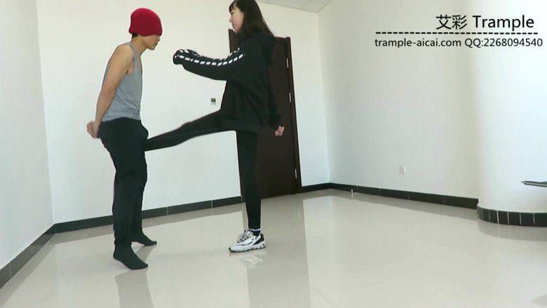 00后天使女主踢裆钻跨暴打羞辱贱狗！