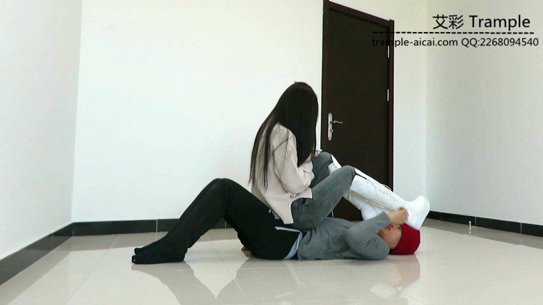 漂亮老师天依女主坐踩重剁羞辱调教贱狗！