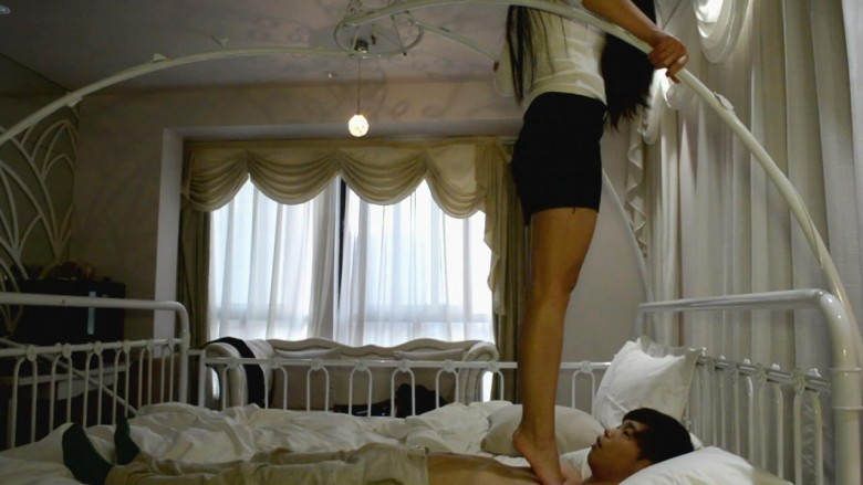 『奴隶岛』—婷婷初次体验踩踏、踮脚尖碾踩