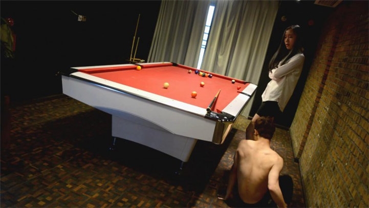 『奴隶岛』—罗马高跟踩肉垫打台球、玩飞镖