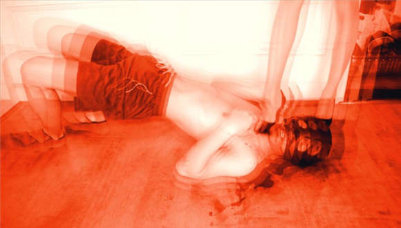 『奴隶岛』—萱萱T恤高跟鞋跺脸