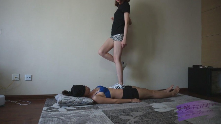 『小妮女女』白袜脏运动鞋践踏女毯子