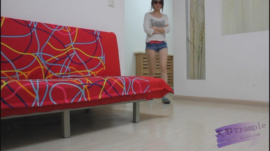 汗水浸透的白色短丝+运动鞋