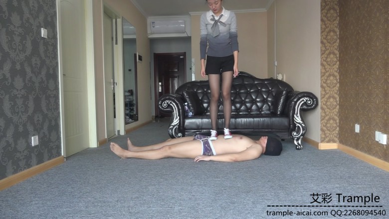 173美眉黑丝帆布鞋踢裆+随意踩踏