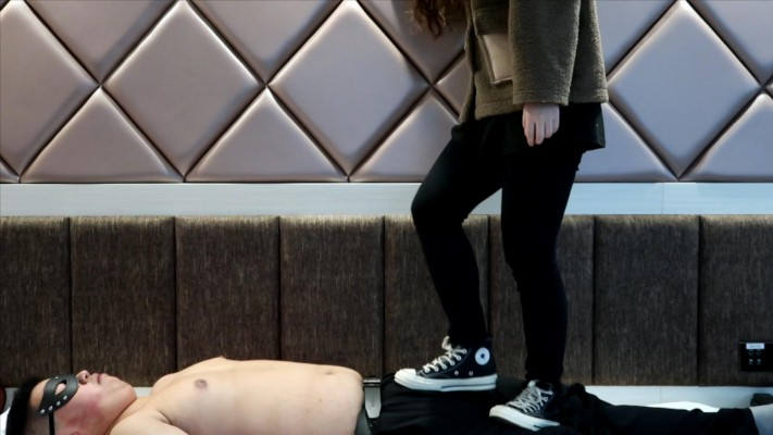 【子怡】匡威全体重踩踏强迫毯子舔鞋底