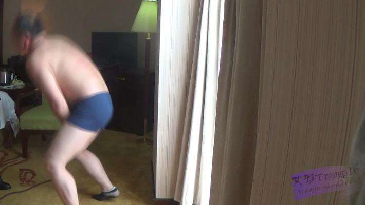 女特战队员审讯男俘虏