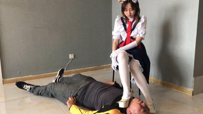 洛丽塔美女踩踏调教 YC-220309-4