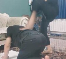 【77s】双女主暴踹狗/舔脚按摩 bf11743