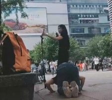 【全能来福M】给路人美女跪拜会是什么反应 bf28008