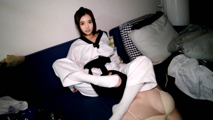 【芊芊】跆拳道女主臭脚白袜爆踢活靶母狗