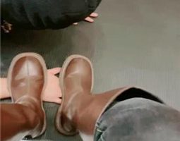 【利娜】长靴裸足踩狗头-伺候主人沐足 JS23102266