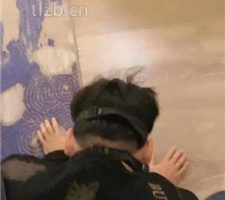 【魅儿s】脚下喂食/喝圣水/裸足踩狗脸  JS231115-5