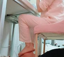 【魅儿】桌下伺候踩地毯狗 JS231202-22