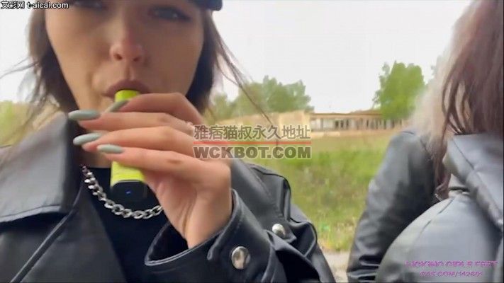 Rose惨遭垃圾桶扣头疯狂跺踩舔脏鞋底，垃圾桶都踹碎了bf19785