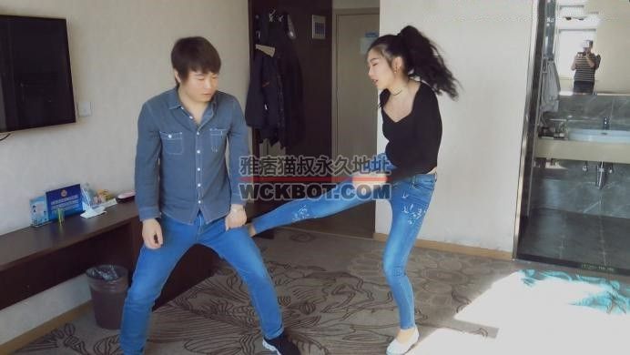 晓时代 新疆小姐姐暴力踢打完虐嘴损挑事男