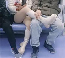 【乐爷】地铁上长靴戏耍路人 bf38218