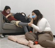 【樱樱】情侣主-让闺蜜下跪伺候-踩踏/裸足恋足舔【七】 bf38609