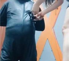 【东营天香百合】重刑囚禁/口球塞嘴/夹乳/鞭打高跟踩踏 JS240423-1