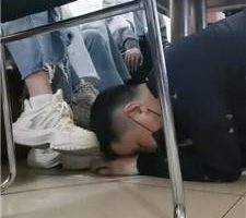 【沐清忧】3S-群调桌底舔脏鞋臭袜/踢踹/踩踏【三视角版】 JS240429-12