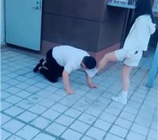 【芷镜小主】户外阳台-小白鞋白袜踩/重度虐打 bf41351