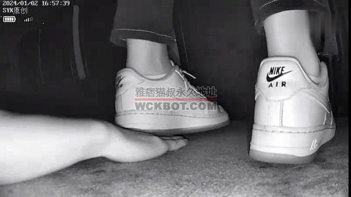 B652 – 无意识耐克空军踩全手多次往后伸（鞋尖压手指） bf42261