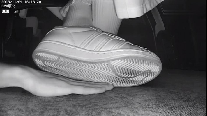 B671 – 无意识长裙阿迪贝壳白鞋翘腿踩全手垫脚 bf42623