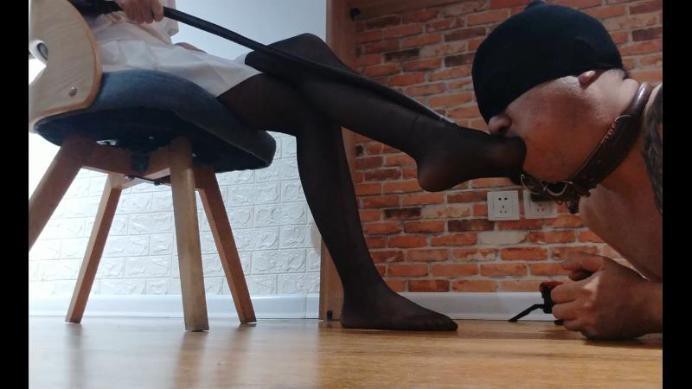 美脚服从第一季 空军跺裆黑丝全体重踩脸深喉 ACYC-3660