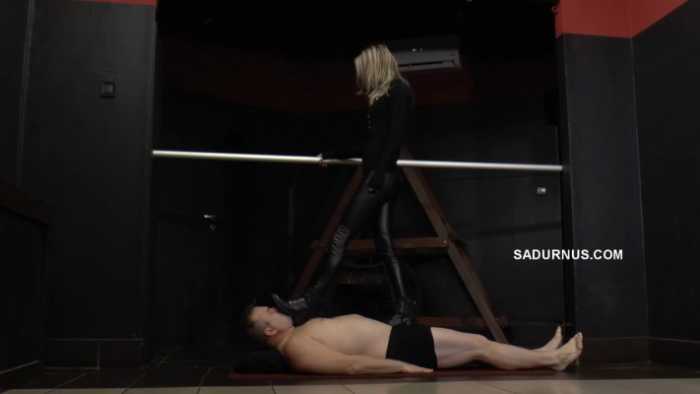 皮裤美女跺踩脚下壮汉 bf9545