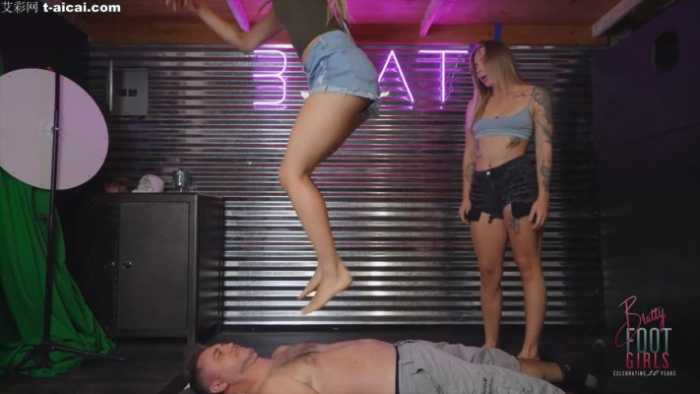 多视角跺脸踹裆暴力跳踩疯狂羞辱！Naomi和Mandy残忍虐踩脚下贱狗！bf7583