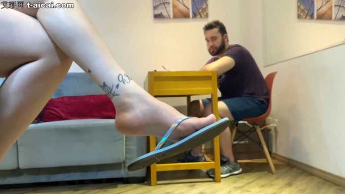 无心学习的小伙看见合租女室友玩人字拖的汗脚，爬过去就给舔了！ bf1873