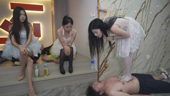 全国第一 3女S高跟乱踩，双S全体重踩头致盲另一个S胡乱高跟踩 YC-241208-2