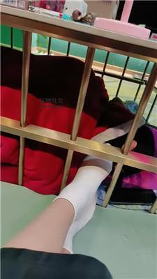 【咩祖】桌底视角-白袜脚玉足闻舔 JS241211-36