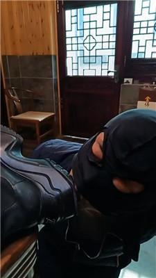 【龙刖】跪舔超脏鞋底/踩踏/脚下喂食/吊绑 【双视角完整版】 JS241230-6