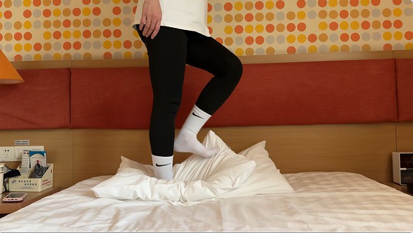 【素人音乐系女大】白袜双运动鞋踩枕头 YC-250114-5