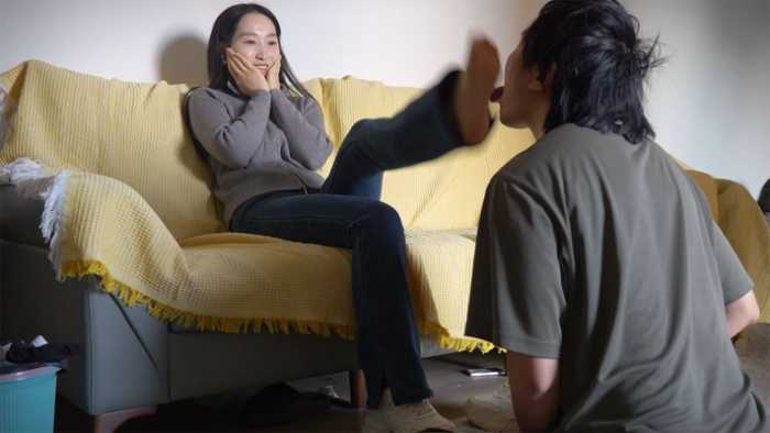 『红颜榜』苗疆美女秦歌坐桌上无意识脚底扇脸和舌头 YC-250119-2