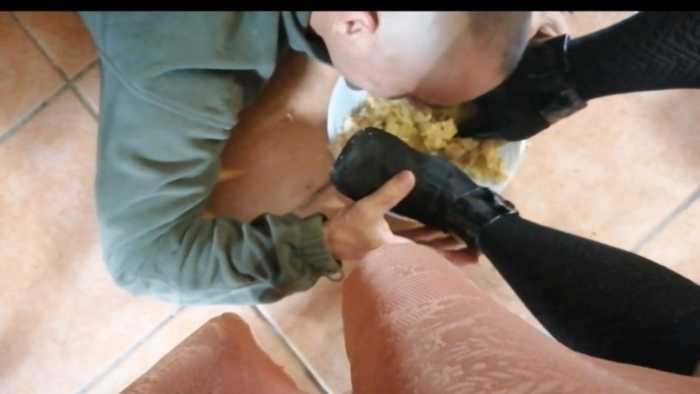 贱狗甘当脚垫，吃鞋吃主人喂得东西 JS250227~3