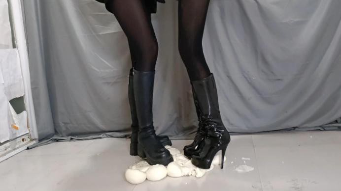 丽人馆，双S黑丝皮靴踩踏白馒头，馒头很软踩在脚下黏黏的感觉，可以擦鞋底YC-250222-4