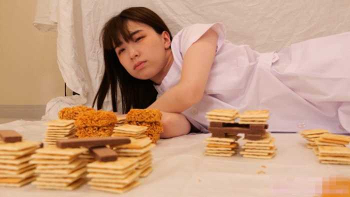 美女光脚踩点心 JS250322~5