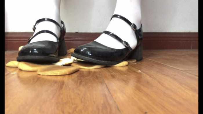 健身美女Lo鞋白丝踩小面包超多口水拉丝 YC-250331-4