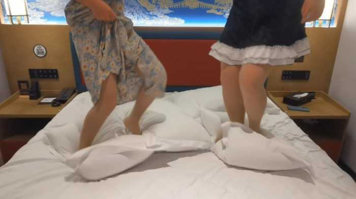 女大小姿和小婵的肉丝白袜踩枕头 YC-250401-2