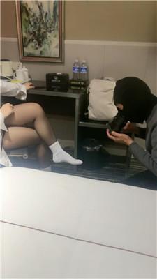 【00后情侣主】白袜黑丝气味羞辱下跪奴 JS250404-4