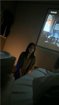 【雨琦】私人影院情侣下跪-奴下奴 JS250422-29