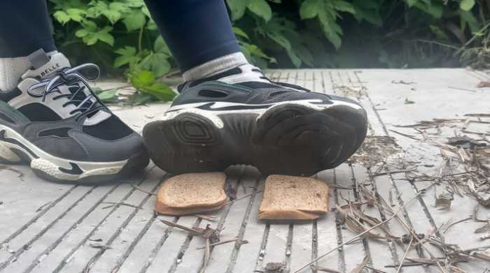 【大美】黑白老爹鞋在厚切吐司面包上踩下脏鞋印 YC-250827-3