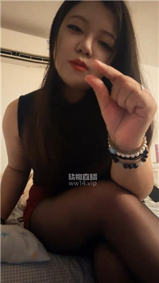 【鱼酥】对着妈妈脚趾磕头    250917-29