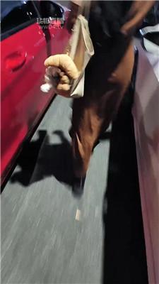 【素人饮水机】长靴捂白袜车内调奴 JS251105-39